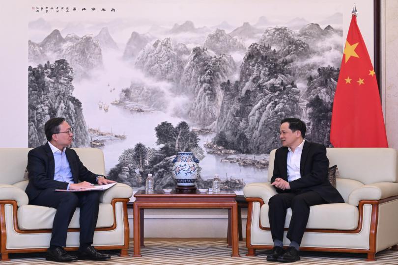 推廣優勢:  林定國(左)向戴兵介紹律政司和韓國法務部的合作和其他工作。 推廣優勢:  林定國(左)向戴兵介紹律政司和韓國法務部的合作和其他工作。