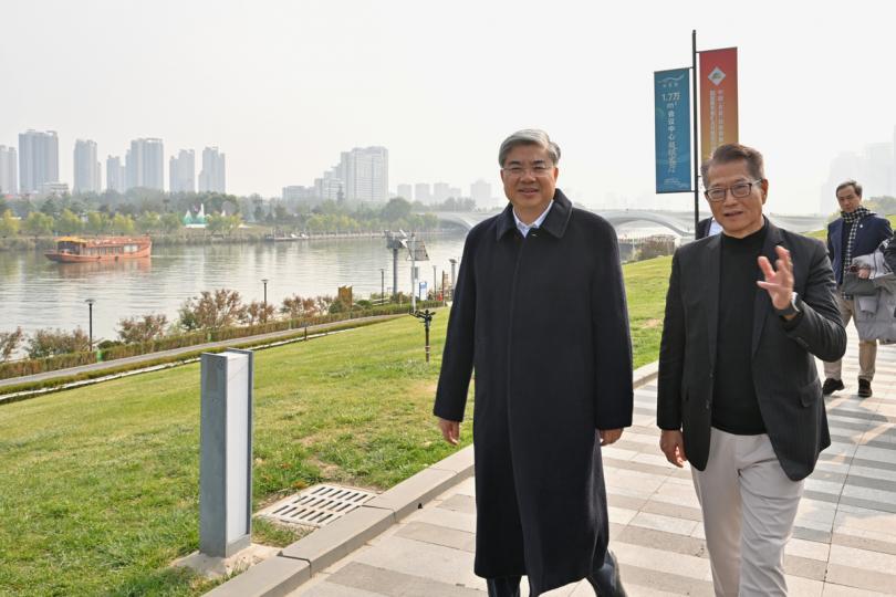 城市規劃:  陳茂波(右)在唐文弘陪同下參觀北京城市副中心運河商務區。 城市規劃:  陳茂波(右)在唐文弘陪同下參觀北京城市副中心運河商務區。