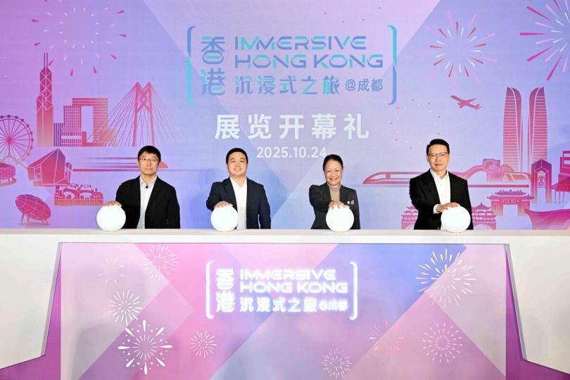 推廣香港: 成都市人民政府港澳事務辦公室副主任李明(左一)、四川省人民政府港澳事務辦公室副主任馬聰(左二)、廖李可期(右二)在成都主持香港---沉浸式之旅巡迴展覽開幕禮。 推廣香港: 成都市人民政府港澳事務辦公室副主任李明(左一)、四川省人民政府港澳事務辦公室副主任馬聰(左二)、廖李可期(右二)在成都主持香港---沉浸式之旅巡迴展覽開幕禮。