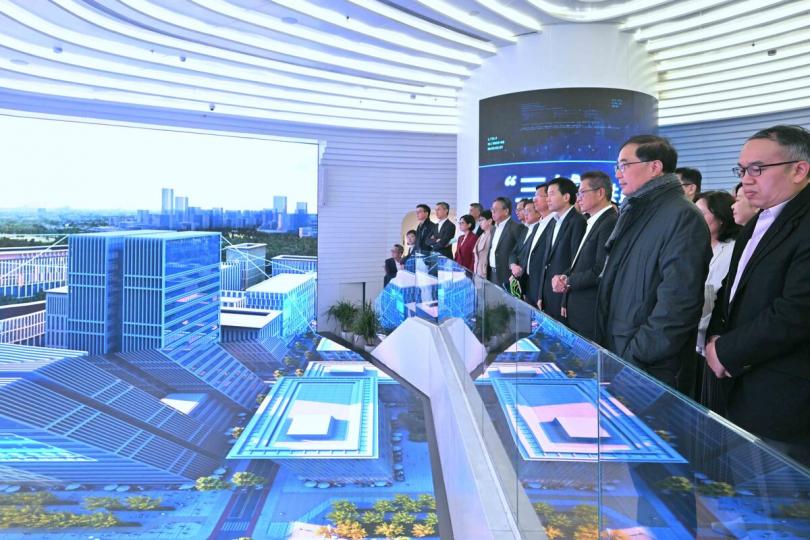 考察:  特區代表團成員參觀雄安城市計算（超算雲）中心。