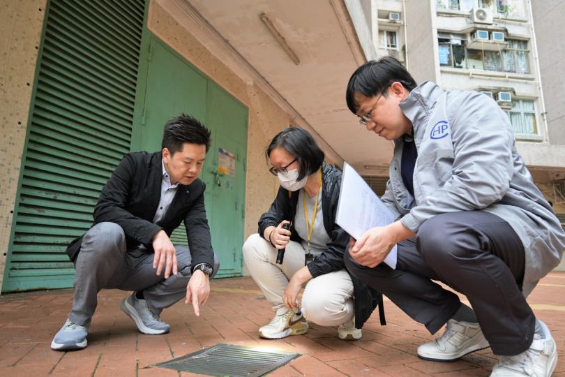 病媒調查: 徐樂堅(左)、歐家榮(右)和食物環境衞生署人員實地視察首宗基孔肯亞熱本地個案患者家居一帶。 病媒調查: 徐樂堅(左)、歐家榮(右)和食物環境衞生署人員實地視察首宗基孔肯亞熱本地個案患者家居一帶。