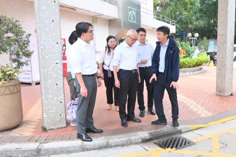 謝展寰視察地區控蚊工作 謝展寰視察地區控蚊工作