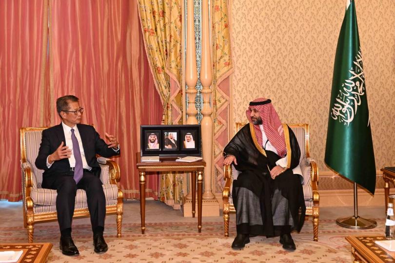 會晤:  陳茂波（左）與Abdulmuhsen bin Saad Alkhalaf會面。