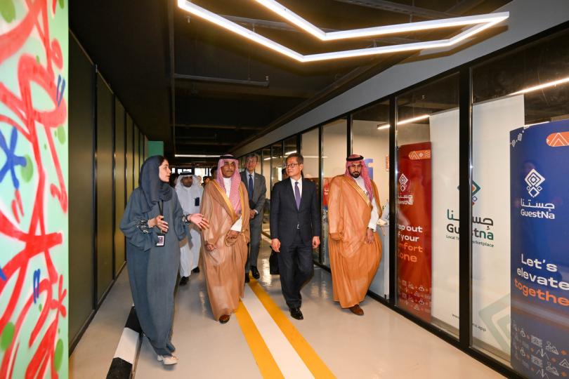 企業搖籃:  陳茂波（右二）參觀阿卜杜勒阿齊茲國王科技城的The Garage，了解當地政府培育初創企業的政策。