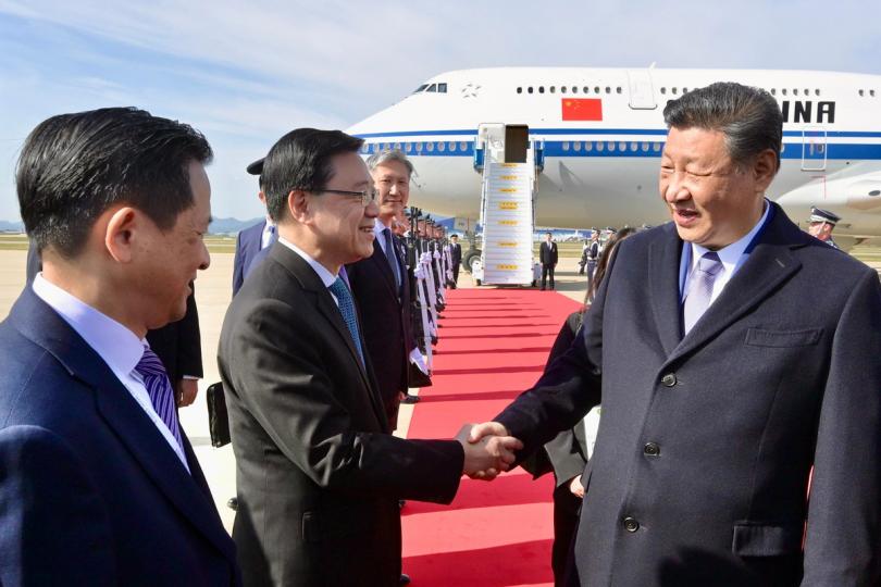 交流:  李家超(中)與在韓國的港人和港企代表於釜山會面和交流。 交流:  李家超(中)與在韓國的港人和港企代表於釜山會面和交流。