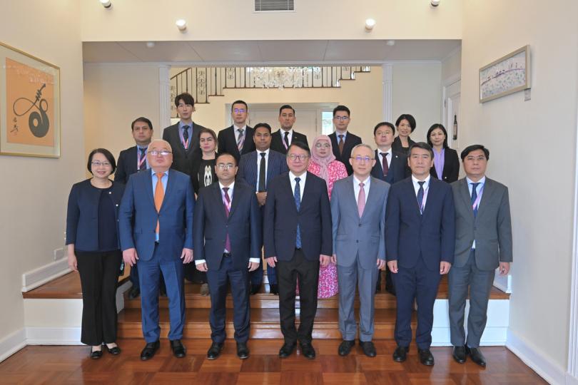 會晤:  陳國基(第一排中)與外國政府官員代表團成員合照。 會晤:  陳國基(第一排中)與外國政府官員代表團成員合照。