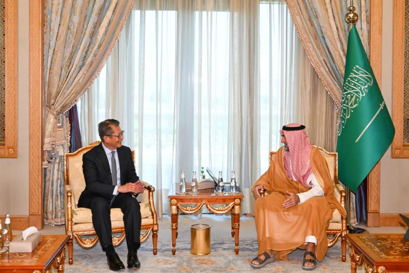 共謀發展:  陳茂波（左）與Yasir Al-Rumayyan會面，探討如何深化投資和創科產業方面的合作。