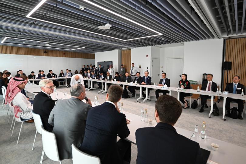 城市建設:  陳茂波（右四）與New Murabba Development Company代表交流。