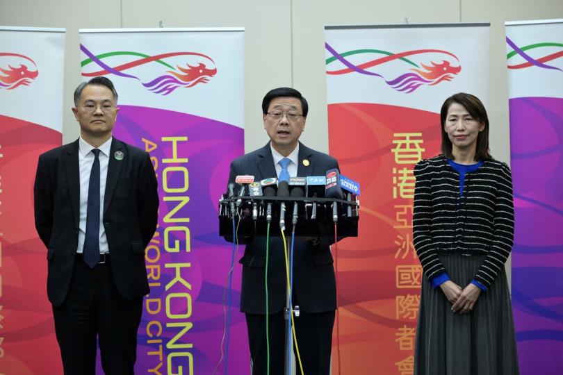 總結行程:  李家超（中）在慶州會見傳媒。