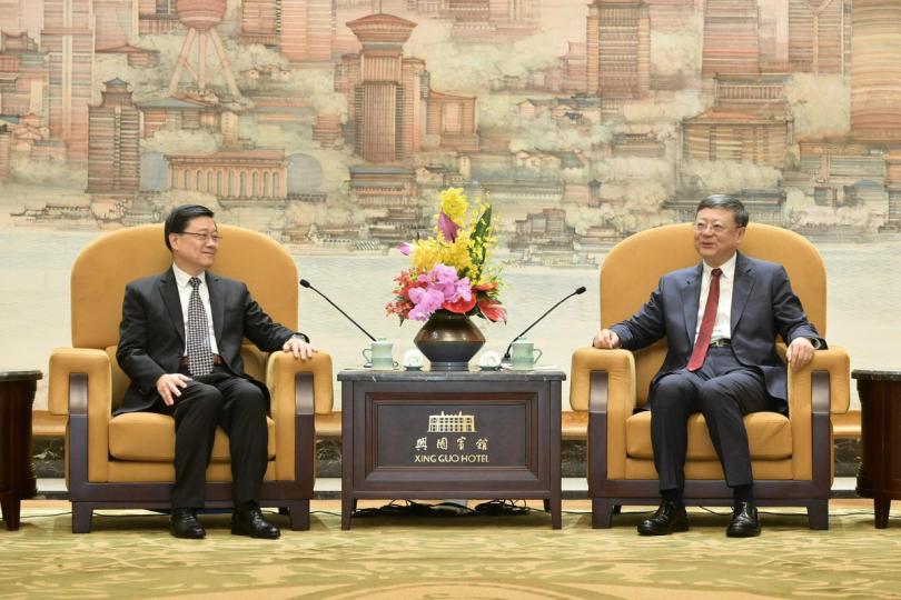 聯繫滬港:  李家超（左）在上海與陳吉寧會面。