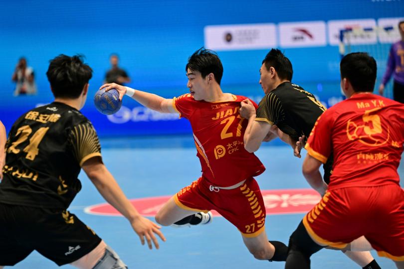 球技精湛:  十五運會男子手球金牌賽中，江蘇隊以29比26戰勝安徽隊，奪得金牌。