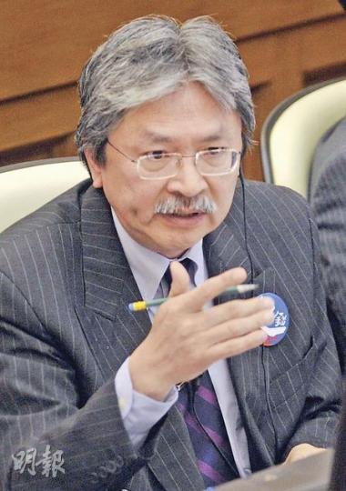 財政司長曾俊華昨出席立法會會議時表示，會繼續密切監察穩定樓市措施的成效。 （尹錦恩攝）