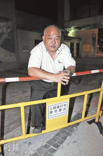 曾健成的外甥女燒炭尋死獲救，經搶救後由親友陪同往病房留醫，情?穩定。（蔡方山攝）