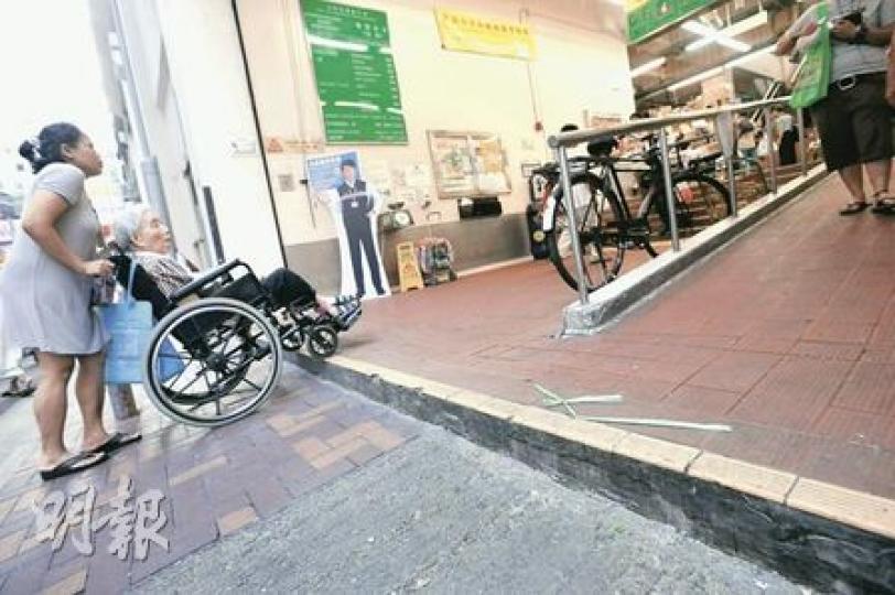 輪椅使用者若要到愛民商場2樓的酒樓，須先由停車場進入，上落梯級後，再經多扇門才抵達一條斜度達1:1.2及無安裝扶手的斜道，再到達酒樓後門。酒樓董事助理鄧俊偉指出，該斜道本為貨運用，平時也不建議顧客使用，輪椅客往往要由家人扶?，由正門爬上24級樓梯才可到達。（歐文瀚攝）