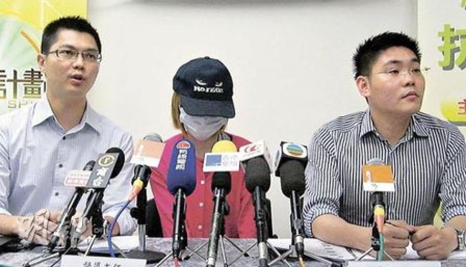 青協閃亮計劃負責社工文習武（左）指出，青協統計發現，逾三成青年吸毒者於暑假首次吸毒，青協單位主任陳文浩（右）分析，青少年在暑假無所事事，易沾染毒癮，建議青少年找課外活動。暑假初次吸毒的卡碧（中）建議青少年找暑期工，打發時間。（陳嘉婉攝）