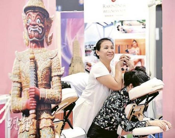 「香港國際旅遊展」昨日開幕，商務及經濟發展局長劉吳惠蘭（中）為展覽剪綵揭幕，展覽首兩日只供業界人士進場，明天起一連兩日會開放給公眾參觀。（葉漢華攝）