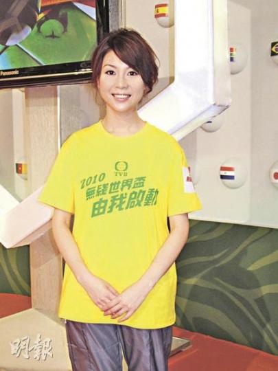 世界盃今日開鑼，TVB亦以靚女陣取悅球迷，陳倩揚（左起）、梁嘉琪、呂慧儀、梁政鈺及湯盈盈齊造勢。（攝影/記者﹕鍾一虹）