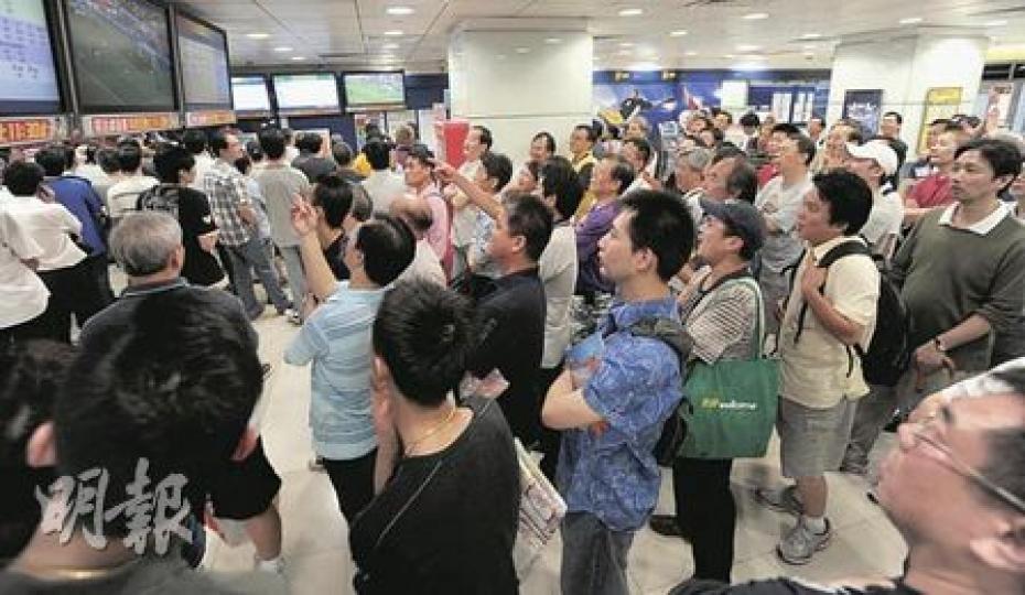 沒有有線又難去商場，投注站成為另類選擇，但由於投注站晚上11時半關門，球迷未能欣賞最後15分鐘賽事。（余俊亮攝）