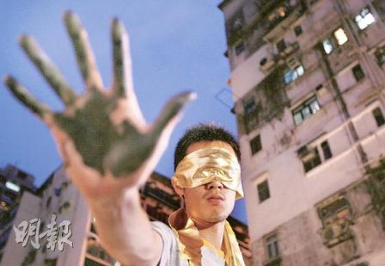 「八十後反特權青年」代表葉浩麟蒙上眼睛，今日起會連續22小時以「黑手」寫抗議字句，諷刺中央蒙蔽港人。（林振東攝）