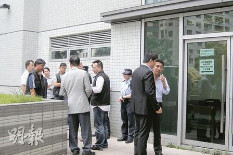 探員昨發現黑幫「水房」前坐館「高佬發」現身法院，加上4名被告獲保釋，增調近20名探員到場壓陣，以防有人生事。（利嘉茵攝）