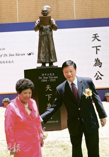 浸大校長吳清輝（左）下月退休，校方昨日為他舉行榮休晚宴，政務司長唐英年（右）亦有出席，校方安排了表演、真情對話等多項活動。（朱永倫攝）