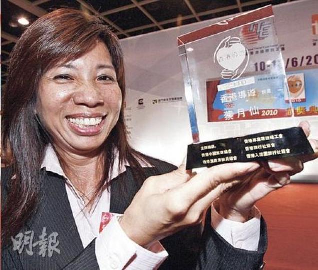 獲頒「最喜愛香港導遊」的蔡月仙表示，好導遊最重要有熱誠，出團前熟讀行程資料。（李紹昌攝）