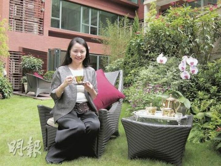 身處「承峰」平台花園特色戶的信置劉貴玉表示，承峰即日會開放屬純交樓狀態的現樓示範單位予公眾參觀；樓盤短期內亦會正式開價。（林可為攝）