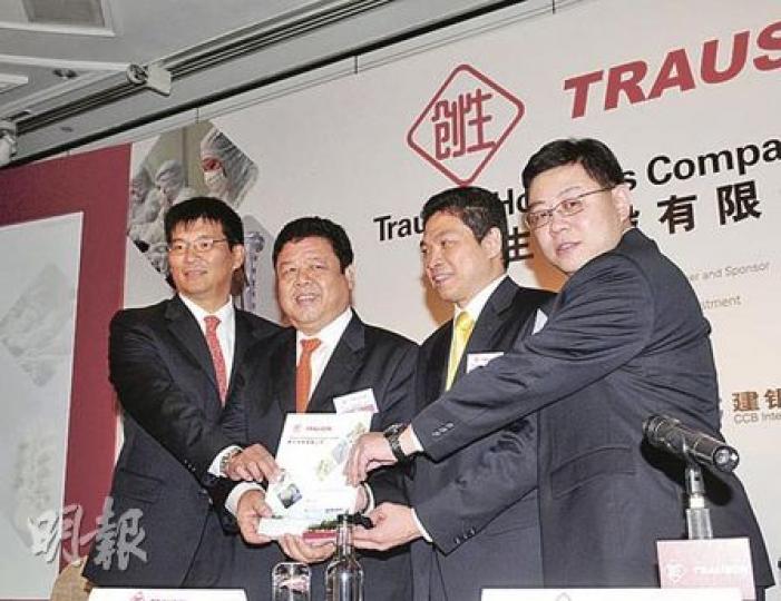 身為大股東的創生控股首席執行官錢福卿（左二）表示，內地醫改為公司發展提供機遇，圖中左一為戰略發展總監錢景鴻，右二及右一分別為公司首席財務官黃晞華及投資者關係副總裁兼醫學顧問羅炯。 （陳淑安攝）