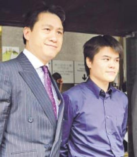 被告張家和（右）昨被裁定表證成立，他與代表大律師陸偉雄（左）商討後，今日決定會否出庭自辯。（葉漢華攝）