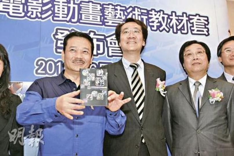 香港動漫畫聯會會長黃玉郎（左）手上的教材套光碟，今年9月免費派發到全港近500 間中學。創意香港總監廖永亮（中）及教育局首席教育主任譚貫枝（右）亦有出席發布會。（郭慶輝攝）