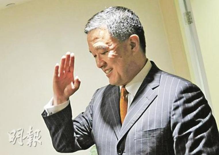 成立9年來，市建局主席張震遠昨首次公布市建局多年來的財政狀况，在接受電子傳媒訪問前，他先向其同事及政府暫別，以示「回來再談」。 （葉漢華攝）