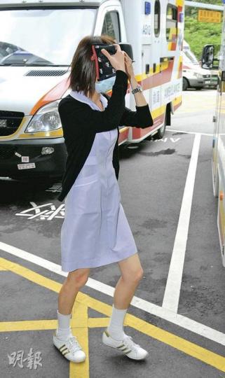身穿護士制服女子昨早在診所內被前女友打傷，事後由警方安排送院檢驗。（蘇偉明攝）
