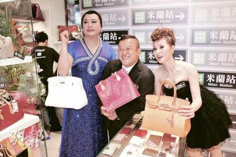 阮兆祥在鬧市扮鬼扮馬，笑爆街坊。（攝影/記者﹕柯美）