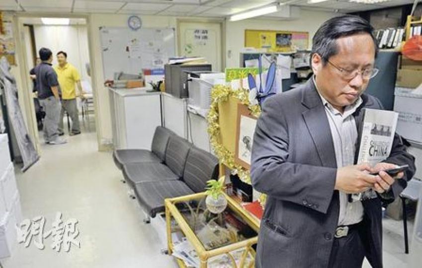中央即將就民主黨的要求還價前夕，民主黨主席何俊仁（右）先與黨內改革派會面，為事件「撲火」。他手上拿着的，是由志願組織「中國人權」執行主席Sharon Hom所著，描述各個階層如何對抗中共政權的《Challenging China》（挑戰中國）。（朱永倫攝）
