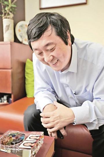 沈祖堯形容自己擔任爸爸僅得50分，希望可抽更多時間陪伴家人。他特別放了兩名女兒的照片在銀包，掛念時拿出來看。（何家達攝）