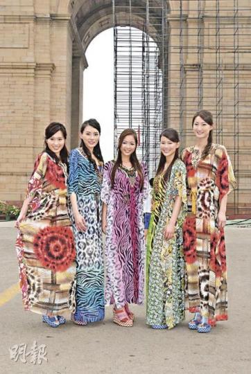 ①黃安琪（左起）、②張莉莎、③張藝婷、④文凱玲、⑤莊思明到香水店調製港姐香水。（攝影/記者﹕林祖傑）