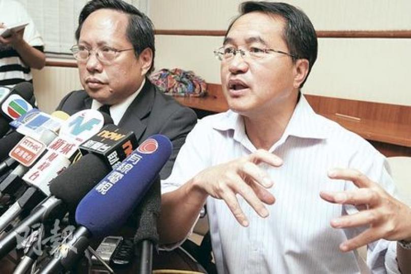 民主黨主席何俊仁（左）稱，梁愛詩和陳弘毅突然支持「民主黨方案」，是一個重要信號，希望政府如接受泛民區議會方案，可以最遲於星期一民主黨會員大會前公布。右為李永達。（何家達攝）