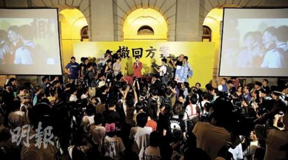 余若薇與曾蔭權在中區政府總部辯論期間，警方在門外駐重兵佈防。（葉漢華攝）
