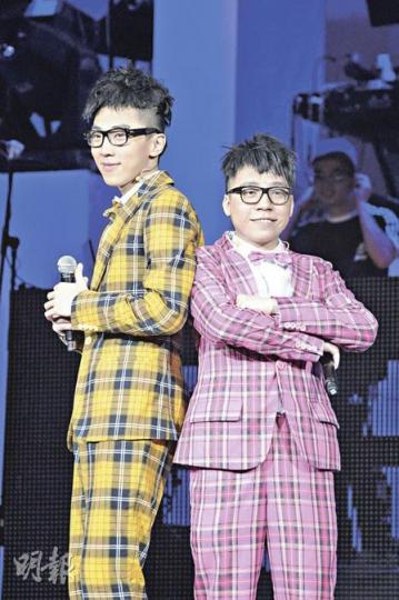 農夫穿上太空人裝被吊上半空，之後則換上色彩鮮艷的西裝表演。（攝影：孫華中）