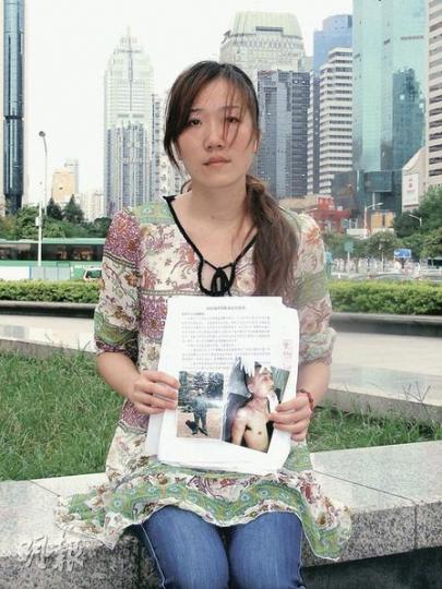 鄧忠生妹妹向記者展示其兄生前及死亡的相片，指其死因疑點多多。（明報記者攝）