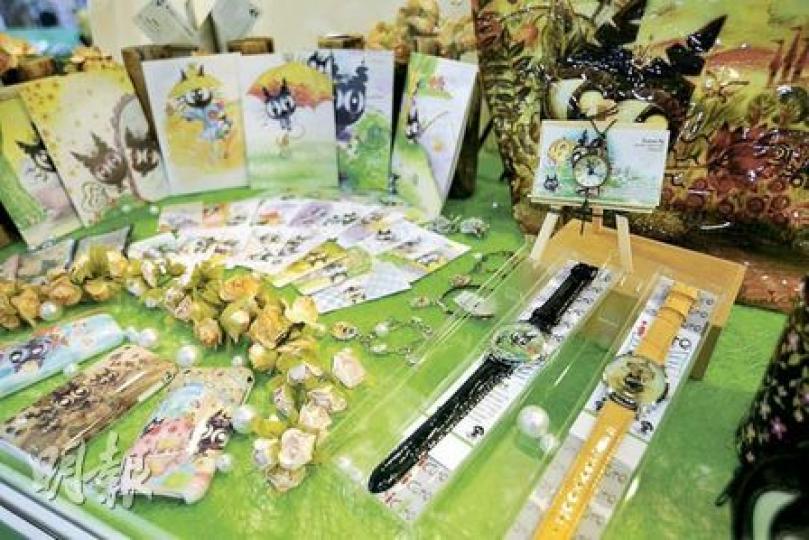 「崩耳貓」的產品有電話套、手袋、筆記本等等，初期由創辦人吳嘉儀手繪，她說現時正在籌備介紹「崩耳貓」故事的漫畫，塑造「崩耳貓」樂天知命的性格。（葉漢華攝）