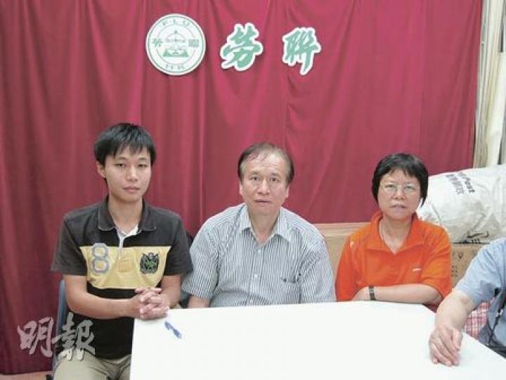 香港樓宇管理僱員工會理事長羅棠春（中）是單幢樓保安員，因工時過長，已很久沒見過3名子女。勞聯副主席吳慧儀（右）及該會社會事務主任林振昇（左）認為，政府應在最低工資外，再訂立標準工時。（梁偉健攝）