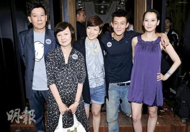Edison開設的時裝店搬新舖，除了獲父親陳澤民及母親Carol（左一及二）撐場外，甚少露面的大家姐陳麗華（左三）及二姐陳見飛（右一）也到場支持。（攝影：劉永銳）