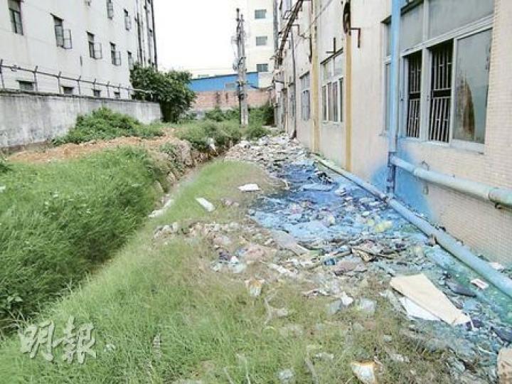 廠房邊的隱蔽空地，堆滿了大量電路板等工業及生活垃圾，環境惡劣。（陳子凌攝）