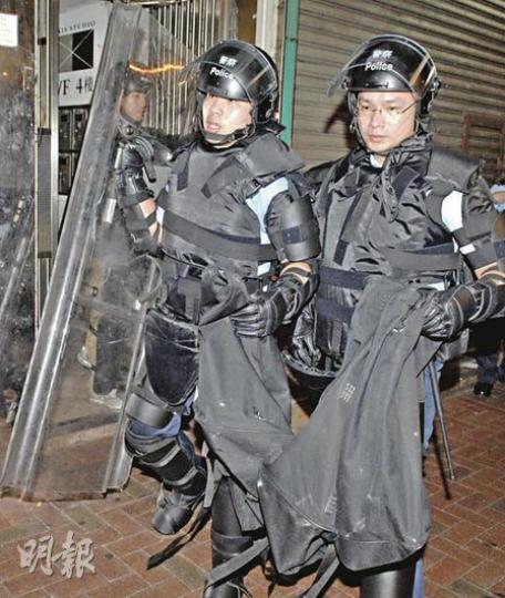 涉傷人的南亞裔醉漢，一度逃回套房與警方對峙，其後被破門而入的警員拘捕帶署。（胡永輝攝）