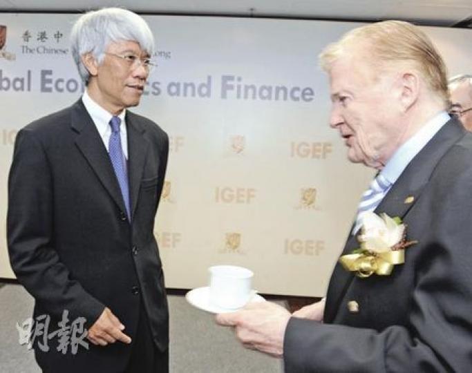 金管局前總裁任志剛（左）及「歐元之父」蒙代爾昨日共同出席中文大學活動，並發表他們對貨幣、匯率的觀點。任志剛建議中央放寬對本港人民幣業務的限制；蒙代爾則認為，人民幣不應與美元「脫鈎」。（劉焌陶攝）