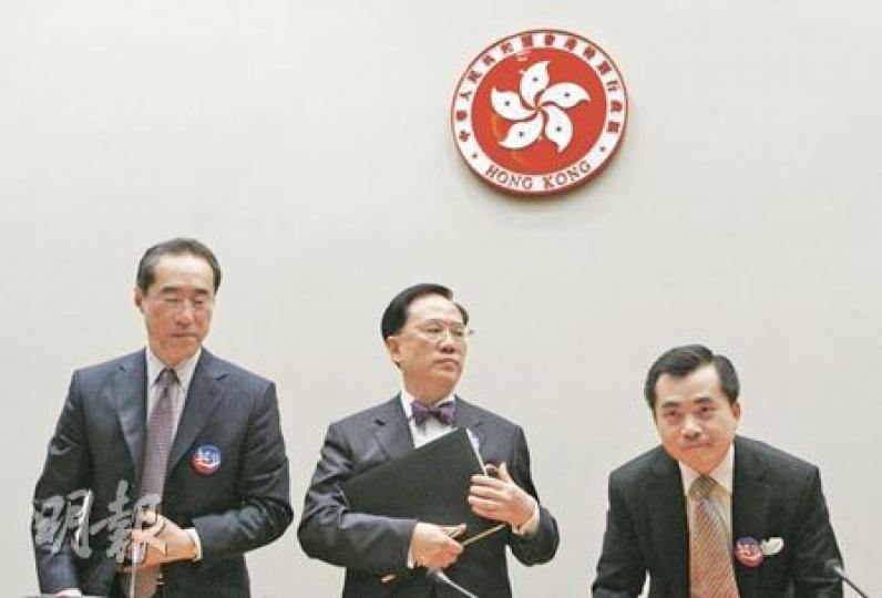 昨整晚在民主黨會員大會場外示威的社民連和前綫成員，製作了7名不反對區議會方案的民主黨議員的紙牌，批評民主黨支持政改方案，是「民主罪人」。他們同時高舉何俊仁當年遇襲的受傷圖片，要求何俊仁出來對話。（葉漢華攝）