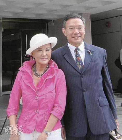 謝偉俊（右）昨正式與律師會達成和解協議，據悉謝不用支付對方逾千萬訟費，其妻白韻琴（左）笑指他像中了六合彩。 （黃景怡攝）