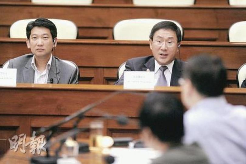 民主黨立法會議會涂謹申（左）質疑，食環署執法人員兩度把紀念六四的抗議活動扭曲為具娛樂性的「展覽」，並以不成理由的條例票控主辦單位，屬於「濫權」行為。（尹錦恩攝）