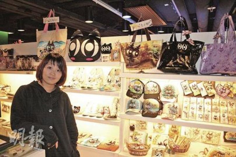 Eunice表示，最初在動漫節擺地攤時，設計了一系列動物圖案，但以崩耳貓最受歡迎，所以後來專注設計崩耳貓的手繪衣物。（翁昕歆攝）